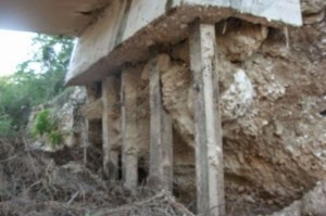 Las vigas del puente se están cayendo a pedazos. Foto cortesía del blog (Fuente Externa) 