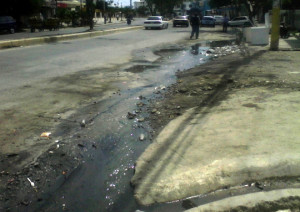 Aguas-negras-invaden-la-avenida-Tamboril-en-Cienfuegos1