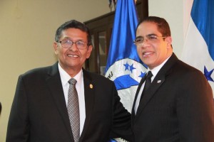 El embajador de la República Dominicana, Elic Fernández Carrera (a la derecha) y el presidente del Parlamento Centroamericano, el hondureño Armando Bardales