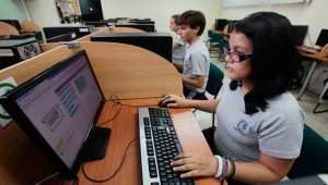 La inversión en desarrollo ha reducido el analfabetismo digital en la nación andina | Foto: Getty Este contenido ha sido publicado originalmente por teleSUR bajo la siguiente dirección:  http://www.telesurtv.net/news/Ecuador-reduce-a-9-puntos-brecha-de-analfabetizacion-digital--20150427-0003.html. Si piensa hacer uso del mismo, por favor, cite la fuente y coloque un enlace hacia la nota original de donde usted ha tomado este contenido. www.teleSURtv.net