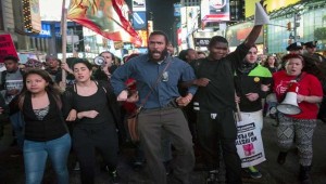 La plaza Unión Square fue el punto de inicio de la movilización | Foto: Reuters Este contenido ha sido publicado originalmente por teleSUR bajo la siguiente dirección:  http://www.telesurtv.net/news/Unos-60-detenidos-en-protestas-contra-racismo-en-Nueva-York-20150429-0075.html. Si piensa hacer uso del mismo, por favor, cite la fuente y coloque un enlace hacia la nota original de donde usted ha tomado este contenido. www.teleSURtv.net