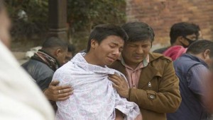 Se prevé que la cifra de muertos siga en aumento a medida que las autoridades continúen las labores de rescate este lunes. Un reporte realizado este lunes por la televisora local Nepal 1 actualizó a tres mil 723 personas la cifra de fallecidos tras el sismo de magnitud 7,9 que sacudió ese país el pasado sábado; mientras que la cifra de heridos ascendió a más de seis mil 500 personas, según informó del Ministerio de Interior. De igual foma el Centro Nacional de Operación de Emergencia habría logrado identificar a unos mil 300 cuerpos, según el reporte de la agencia de noticias EFE. RÉPLICAS El domingo mientras un grupo de rescatistas y voluntarios realizaban tareas de búsqueda y salvamento, se produjo un nuevo sismo, en esta oportunidad de magnitud 6,9 en la escala de Richter. El movimiento telúrico se registró a las 07H09 GMT, 65 kilómetros al este de Katmandú y se sintió en la India, siendo esta la mayor réplica luego del devastador terremoto del sábado. Unos 20 minutos después se registró otro temblor, de magnitud 5.0, con epicentro fue a poca profundidad, solo 10 kilómetros. Hasta ahora, al sismo de 7,9 le han seguido más de 50 réplicas con magnitudes de 4,6 a 6,7 grados. Siga nuestro: Minuto a minuto: Devastador terremoto en Nepal. En Contexto Este sábado se registró en Nepal un terremoto de magnitud 7,9 en la escala de Richter, con epicentro en el distrito de Lamjung, 75 kilómetros al noroeste de Katmandú. Visite la fotogalería: Los destrozos que dejó el terremoto en Nepal El movimiento telúrico causó una avalancha que sepultó a decenas de alpinistas en el campamento-base del monte Everest y además se sintió en la India, Pakistán, China y Bangladesh. El desastre califica como el segundo peor de su naturaleza en Nepal en los últimos 80 años, luego de que en 1934, un terremoto de 8,3 grados acabó con la vida de unas ocho mil 500 personas y causó cuantiosos daños materiales. Lea también → Extranjeros de 31 países se encontraban en Nepal al momento del terremoto. Este contenido ha sido publicado originalmente por teleSUR bajo la siguiente dirección:  http://www.telesurtv.net/news/Cifra-de-muertos-tras-sismo-en-Nepal-supera-los-tres-mil-700-20150426-0040.html. Si piensa hacer uso del mismo, por favor, cite la fuente y coloque un enlace hacia la nota original de donde usted ha tomado este contenido. www.teleSURtv.net