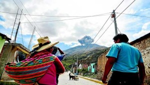 Autoridades informaron que se necesitan ropa para las personas y alimentos para los animales | Foto: diariocorreo.pe Este contenido ha sido publicado originalmente por teleSUR bajo la siguiente dirección:  http://www.telesurtv.net/news/Peru-declara-emergencia-en-dos-distritos-por-volcan-Ubinas-20150429-0016.html. Si piensa hacer uso del mismo, por favor, cite la fuente y coloque un enlace hacia la nota original de donde usted ha tomado este contenido. www.teleSURtv.net