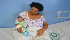 Sebastiana Maria da Conceiçao mostró su satisfacción tras el nacimiento de su último hijo | Foto: G1 Este contenido ha sido publicado originalmente por teleSUR bajo la siguiente dirección:  http://www.telesurtv.net/news/Brasil-Mujer-de-51-anos-da-a-luz-a-su-hijo-numero-21-20150518-0003.html. Si piensa hacer uso del mismo, por favor, cite la fuente y coloque un enlace hacia la nota original de donde usted ha tomado este contenido. www.teleSURtv.net