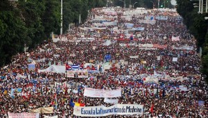 n Cuba participarán 68 países en histórico desfile por el Día del Trabajador. | Foto: Cubadebate Este contenido ha sido publicado originalmente por teleSUR bajo la siguiente dirección:  http://www.telesurtv.net/news/Cuba-y-Venezuela-celebran-Dia-del-Trabajador-con-historicas-movilizaciones-20150501-0001.html. Si piensa hacer uso del mismo, por favor, cite la fuente y coloque un enlace hacia la nota original de donde usted ha tomado este contenido. www.teleSURtv.net