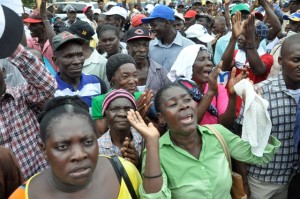 El pais.Decenas de cañeros,Marchan hacia la embajada de Haiti, en demanda de que se les expida documentación gratuita para poder aplicar al plan de regularización migratoria dominicano.Hoy/Pablo Matos     16-09-2014