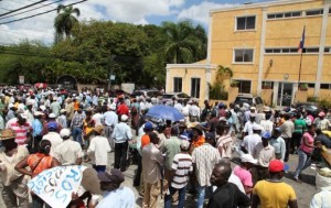 HAITIANOS-EN-EMBAJADA1