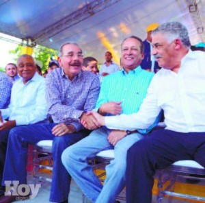 Eddy Mateo Vásquez, Danilo Medina, Reinaldo Pared Pérez y Miguel Vargas, en la proclamación de Mateo, candidato a senador.