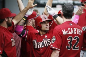 Gerardo Parra de Arizona Diamondbacks, centro, celebra luego de pegar un jonrón de dos carreras contra los Medias Blancas de Chicago en la quinta entrada de un partido de béisbol en Domingo, 11 de mayo 2014, en Chicago.