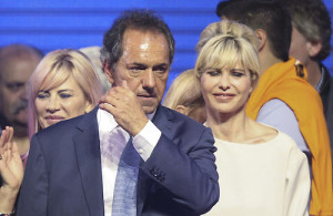 El candidato a la presidencia de Argentina por el Frente para la Victoria Daniel Scioli (c) termina de hablar ante sus seguidores junto a su mujer Karina Rabolini 