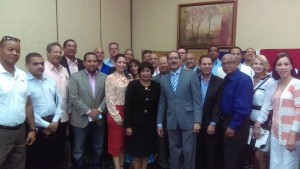 Los miembros de la Junta Central Electoral (JCE), Rosario Graciano y José Angel Aquino, y representantes de partidos políticos y otros sectores de la diáspora dominicana, en Orlando, Florida.