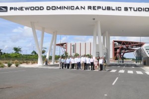 El ministro de Industria y Comercio, José del Castillo Saviñon, y otros invitados mientras recorrían los estudios de Pinewood Dominicana.