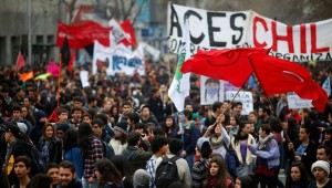 Los estudiantes exigen educación gratuita y de calidad. | Foto: Agencia UNO  Este contenido ha sido publicado originalmente por teleSUR bajo la siguiente dirección:   http://www.telesurtv.net/news/Estudiantes-chilenos-marchan-por-gratuidad-de-la-educacion-20151015-0006.html. Si piensa hacer uso del mismo, por favor, cite la fuente y coloque un enlace hacia la nota original de donde usted ha tomado este contenido. www.teleSURtv.net