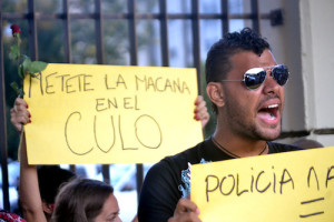 Foto: Acento.com.do/Archivo/Jóvenes dominicanos protestan contra los abusos policiales.