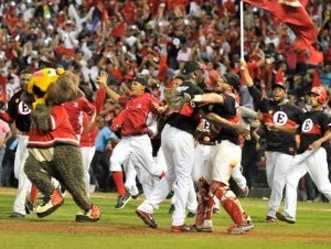 Jugadores de los Leones celebran tras propinar el último out al Licey. (Johnny Rotestán) - 