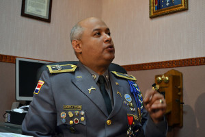 El vocero de la Policía Nacional, coronel Máximo Báez Aybar, habla hoy, miércoles 27 de abril de 2011, en Santo Domingo (República Dominicana) sobre la detención una banda de presuntos delicuentes apresados ayer por el robo de unas motocicletas. Báez Aybar dijo que la polícia trabaja duro para controlar la delincuensia en el país. Santo Domingo, República Dominicana 1/09/2009 Foto : © Roberto Guzman