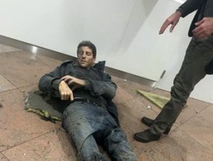 En esta imagen proporcionada por la televisora pública de Georgia y tomada por Ketevan Kardava, un hombre herido en el aeropuerto de Bruselas, en Bélgica, después de que se oyeran explosiones el martes 22 de marzo de 2016. (AP ) - See more at: http://www.elcaribe.com.do/2016/03/22/atentado-estacion-metro-deja-15-muertos-55-heridos-belgica#sthash.UgFqtMLh.dpuf