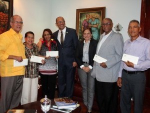 El ministro de Cultura, José Antonio Rodríguez, junto al grupo de los primeros cinco artistas y gestores culturales beneficiados con pensiones del Gobierno. (Fuente Externa) - See more at: http://www.elcaribe.com.do/2016/03/30/gobierno-pensiona-40-artistas-entre-ellos-ramon-leonardo-#sthash.2XfyeaIa.dpuf