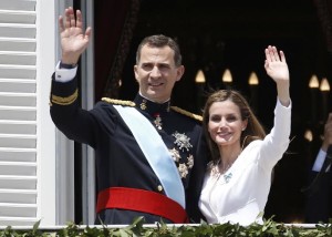 Spain's new King Felipe VI and his wife Queen Letizia appear on the balcony of the Royal Palace in Madrid, June 19, 2014. Spain's new king, Felipe VI, was sworn in on Thursday in a low-key ceremony which monarchists hope will usher in a new era of popularity for the troubled royal household.             REUTERS/Andrea Comas (SPAIN - Tags: POLITICS ROYALS ENTERTAINMENT TPX IMAGES OF THE DAY)