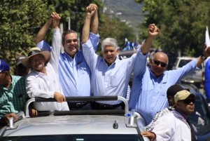 Abinader encabezó una marcha caravana, acompañado del presidente del Partido Dominicanos por el Cambio, Eduardo Estrella; del candidato a senador de Santiago, Rubén Reinoso; y el candidato a alcalde de Navarrete, Tito Bueno. Fuente externa.