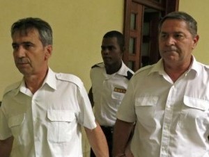 Los pilotos Pascal Jean Fauret y Bruno Odos están condenados a 20 años de prisión por tráfico de drogas. (Fuente Externa) - See more at: http://www.elcaribe.com.do/2016/03/24/francia-libera-los-dos-pilotos-que-tenia-presos-tras-huir-del-pais#sthash.nem9jZdU.dpuf