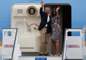 El presidente Barack Obama y su esposa, Michelle, saludan poco antes de salir de Cuba rumbo a Argentina.