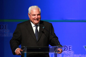 STO22. SANTO DOMINGO (REPÚBLICA DOMINICANA), 06/10/11.- El presidente de Panamá, Ricardo Martinelli, habla hoy, jueves 6 de octubre de 2011, en el V Foro de Competitividad de las Américas en Santo Domingo (República Dominicana). Durante el foro los organismos multilaterales reclamaron a los países de América Latina invertir más y mejor en educación y tecnología para mejorar la competitividad económica y ampliar el liderazgo. EFE/Orlando Barría