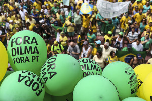 BRA01. RÍO DE JANEIRO (BRASIL), 13/03/2016.- Decenas de miles de personas se reúnen hoy para participar de una multitudinaria manifestación hoy, domingo 13 de marzo de 2016 en la playa de Copacabana, Río de Janeiro (Brasil), para protestar contra el Gobierno de Dilma Rousseff y para reclamar el fin de su mandato, marcado en los últimos tiempos por las investigaciones por corrupción y por la crisis económica que azota al país. La Avenida Atlántica que recorre esta emblemática playa dejó hoy de lado los habituales bañadores y se tiñó de verde y amarillo, los colores de la bandera de Brasil, en el marco de una jornada nacional de protestas. EFE/ Antonio Lacerda