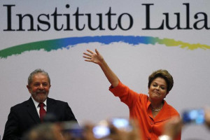 Brazil's President Dilma Rousseff (R) gestures next to former President Luiz Inacio Lula da Silva during a ceremony to launch the website Brasil de Mudanca (The Brazil of Change) in Brasilia August 12, 2014. REUTERS/Ueslei Marcelino (BRAZIL - Tags: POLITICS) BRAZIL-POLITICS/