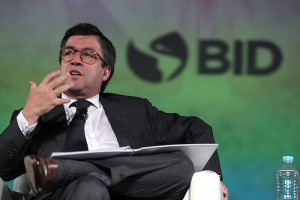 MEX01. CIUDAD DE MÉXICO (MÉXICO), 01/07/2015.- El presidente del Banco Interamericano de Desarrollo (BID), Luis Alberto Moreno, habla hoy, miércoles 1 de julio de 2015, durante una conferencia magistral en Ciudad de México (México). Moreno pronosticó que los mercados financieros internacionales permanecerán volátiles hasta que no se esclarezca el futuro de la crisis griega. "Seguramente, hasta que no haya una claridad en cuanto al referendo y a las decisiones aparecidas en la prensa en el día de hoy veremos volatilidad en los mercados financieros", que en estos casos se imaginan "el peor escenario", dijo Moreno. EFE/Alex Cruz