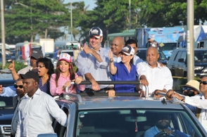 Campaña. A su llegada al país, ayer, Luis Abinader fue recibido por una caravana de vehículos que partió del aeropuerto Las Américas y recorrió distintos puntos de la provincia Santo Domingo y el Distrito Nacional.