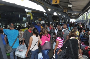 pasajeros-abarrotan-paradas-de-autobuses-que-van-al-interior-del-pais