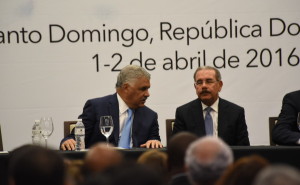 Miguel Vargas Maldonado y el presidente Danilo Medina conversan durante la reunión del Comité de la Internacional Socialista para América Latina y el Caribe hoy, 1 de abril de 2016. (Diario Libre/ Luis Gómez)