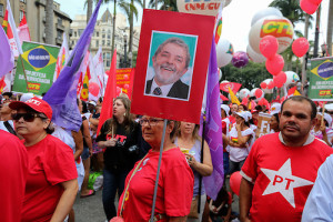 BRA50. SAO PAULO (BRASIL), 31/03/2016 - Integrantes de movimientos sociales y la militancia de la Central Única de los Trabajadores (CUT), la mayor unión de sindicatos del país, y del Partido de los Trabajadores (PT) se manifiestan hoy, jueves 31 de marzo de 2016, en el centro de Sao Paulo (Brasil), durante un acto en defensa de la presidenta brasileña, Dilma Rousseff, quien está al borde de un juicio político. EFE/Sebastião Moreira