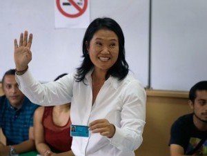 Keiko Fujimori sonríe luego de votar ayer. (AP )