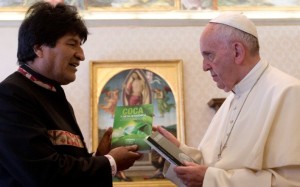 El presidente de Bolivia, Evo Morales, le obsequia al papa Francisco libros sobre los beneficios de la hoja de coca en la salud durante su reunión privada en el palacio apostólico del Vaticano, el viernes 15 de abril de 2016. (Foto AP/Alessandra Tarantino, pool).