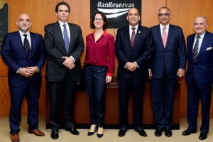 El administrador del Banco de Reservas, Enrique Ramírez Paniagua, junto a los demás participantes en el encuentro.