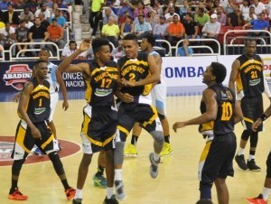 Jugadores del club Mauricio Báez celebran la victoria ayer. (Fuente Externa) - See more at: http://www.elcaribe.com.do/2016/04/11/mauricio-baez-millon-emparejan-sus-semifinales#sthash.9ZrCTzM8.dpuf