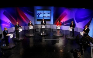 De izquierda a derecha, los candidatos presidenciales Soraya Aquino, del Partido de la Unidad Nacional; Pelegrín Castillo, por la Fuerza Nacional Progresista; Guillermo Moreno, de Alianza País Luis Abinader, del Partido Revolucionario Moderno; Minerva Tavárez Mirabal, de Alianza por la Democracia Hatuey De Camps, del Partido Revolucionario Social Demócrata y Elías Wessin Chávez, del Partido Quisqueyano Demócrata Cristiano, participan en debate por televisión en Santo Domingo