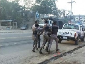 Agentes policiales apresan a una personas durante protesta en Haina. (Mayelin Francisco) - See more at: http://www.elcaribe.com.do/2016/04/06/residentes-haina-protestan-por-arreglo-calles#sthash.ImB0WnWc.dpuf