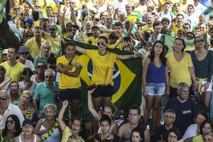 BRA01. RÍO DE JANEIRO (BRASIL), 13/03/2016.- Decenas de miles de personas se reúnen hoy para participar de una multitudinaria manifestación hoy, domingo 13 de marzo de 2016 en la playa de Copacabana, Río de Janeiro (Brasil), para protestar contra el Gobierno de Dilma Rousseff y para reclamar el fin de su mandato, marcado en los últimos tiempos por las investigaciones por corrupción y por la crisis económica que azota al país. La Avenida Atlántica que recorre esta emblemática playa dejó hoy de lado los habituales bañadores y se tiñó de verde y amarillo, los colores de la bandera de Brasil, en el marco de una jornada nacional de protestas. EFE/ Antonio Lacerda