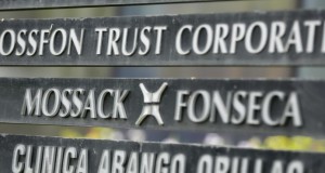 En esta imagen del 4 de abril de 2016, un cartel en un edificio en Ciudad de Panamá, Panamá, muestra el nombre del bufete de abogados Mossack Fonseca, envuelta en un escándalo por la filtración de sus archivos confidenciales sobre cuentas en el extranjero de ricos y famosos. ((AP Foto/Arnulfo Franco, Archivo))