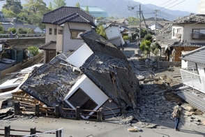 japon-32-muertos-en-sismos-equipos-apuran-rescates