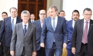 El expresidente de España, José Luis Rodríguez Zapatero, centro, habla con Henry Ramos Allup, presidente de la Asamblea, en Caracas. AFP