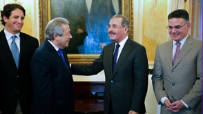 Encuentro. El presidente Danilo Medina recibió ayer en su despacho del Palacio Nacional la visita del presidente del CONEP, Rafael Blanco Canto, junto a una comisión de empresarios, quienes lo felicitaron por su triunfo en las elecciones del pasado domingo.