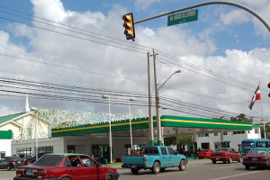 Estación de Gasolina en la avenida Independencia por el Centro de los Heroes que pertenece a Ernesto Paulino (Quirino) Lugar:Santo Domingo,RD Foto:Cesar de la Cruz Fecha: