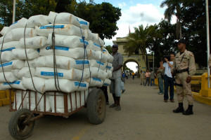 Haitianos entran y salen por la puerta fronterisa de la ciudad de Dajabon. Santo Domingo Republica Dominicana Foto:Cesar de la Cruz Fecha:10/10/2007