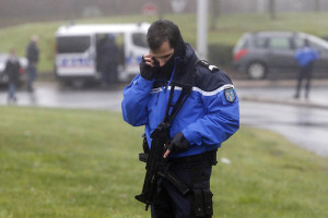 VAL103 DAMMARTIN-EN-GOELE (FRANCIA) 09/01/2015.- Un agente de policía permanece alreta en los alrededores de una zona industrial en Dammartin-en-Goele (noreste de París), donde los presuntos autores de la masacre de "Charlie Hebdo", los hermanos Kouach, podrían haber tomado rehenes en una de las empresas, hoy, 9 de enero de 2015. El ministro del Interior, Bernard Cazeneuve, ha confirmado en una declaración a la prensa que todos los efectivos se encuentran movilizados sobre el terreno. EFE/YOAN VALAT