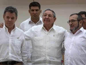 ARCHIVO - En esta fotografía de archivo del 23 de de septiembre de 2015 el presidente de Cuba Raúl Castro, en el centro, se encuentra con el presidente de Colombia Juan Manuel Santos, a la izquierda, y el comandante de las Fuerzas Armadas Revolucionaria (AP ) - See more at: http://www.elcaribe.com.do/2016/06/23/santos-las-farc-firman-acuerdo-para-dejacion-armas#sthash.AZmLNT0M.dpuf