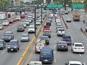 Hileras de conos han sido colocadas en la avenida John F. Kennedy. (Pedro Bazil) - See more at: http://www.elcaribe.com.do/2016/06/23/partir-agosto-sentira-mejoria-transito#sthash.tGUde7DD.dpuf